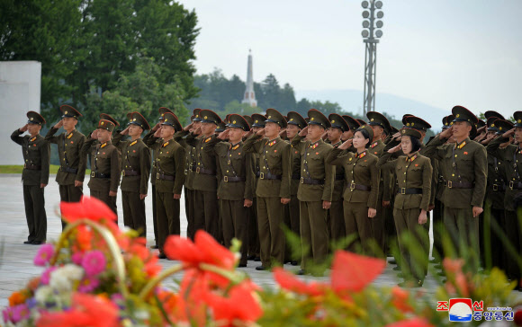 북한, 선군절 맞아 김일성?김정일 동상 참배