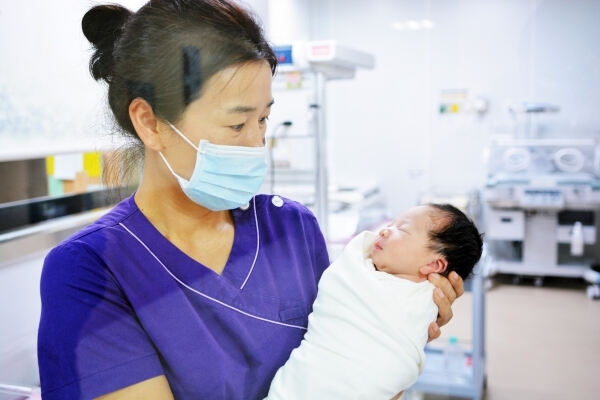 2018년 상주적십자병원 분만센터 개원 후 처음으로 태어난 아이. 상주적십자병원 제공 