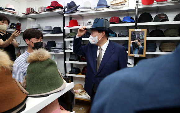 모자 써보는 윤석열 대통령