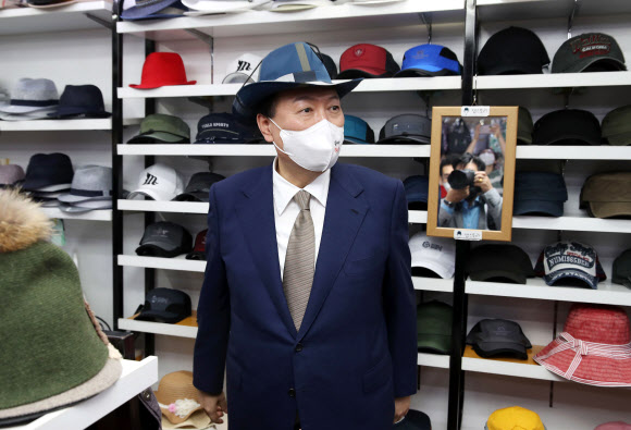 대구 서문시장 상인들과 대화하는 윤석열 대통령