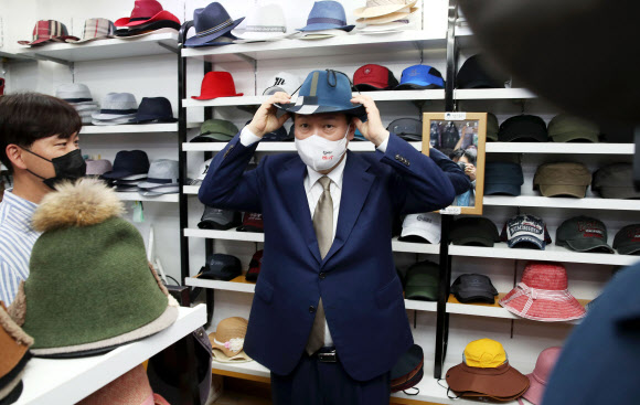 모자 써보는 윤석열 대통령