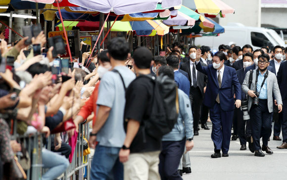 대구 서문시장에서 손 흔드는 윤석열 대통령