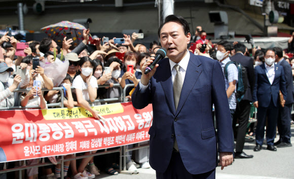 대구 서문시장 찾은 윤석열 대통령