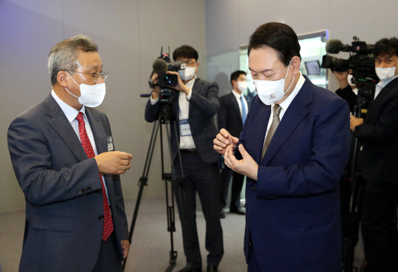 모션제어칩 살펴보는 윤석열 대통령