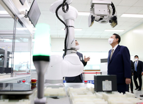 윤석열 대통령, 이동식 협동로봇 시연 관람