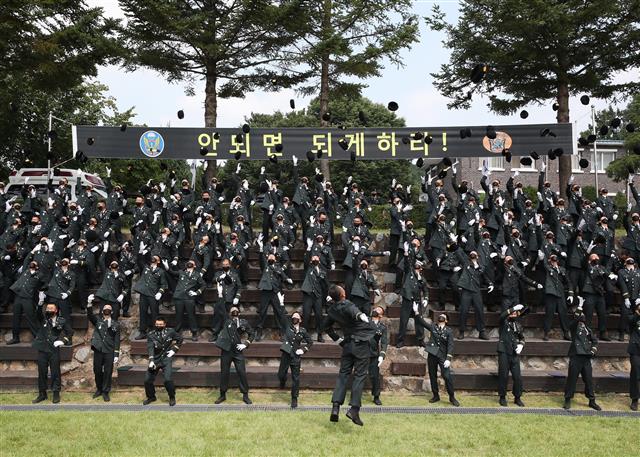 ‘임관의 기쁨 담아 하늘 위로’