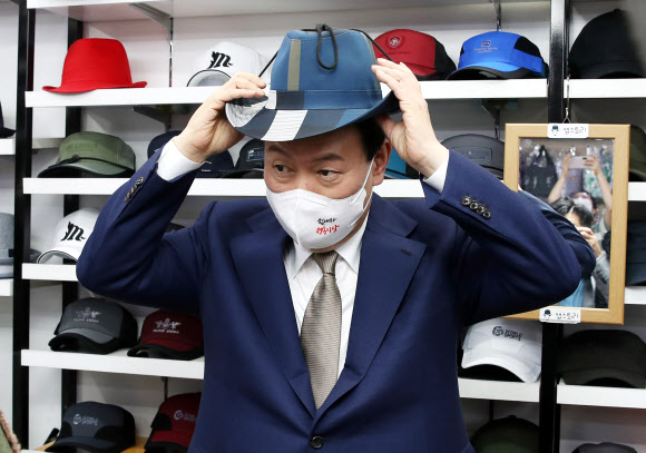모자 써보는 윤석열 대통령