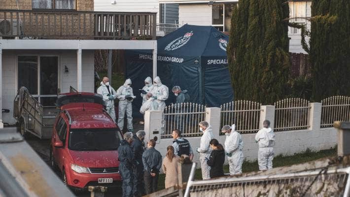 뉴질랜드 오클랜드 경찰이 아이들의 시신이 발견된 가방이 창고에 보관돼 있었던 클렌던 파크의 주택을 수색하고 있다. 스터프 홈페이지 캡처 