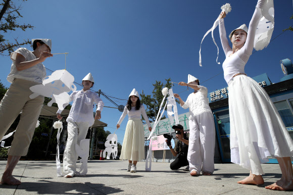 27일 오후 서울 용산구 녹사평역 광장에서 열린 2022 서울동물권행진에서 비건 무당 홍칼리 등 퍼포머들이 진혼춤 퍼포먼스를 하고 있다. 2022.08.27 뉴시스