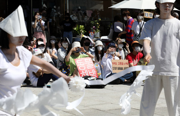 27일 오후 서울 용산구 녹사평역 광장에서 열린 2022 서울동물권행진 참가자들이 비건 무당 홍칼리 등 퍼포머들의 진혼춤 퍼포먼스를 보고 있다. 2022.08.27 뉴시스