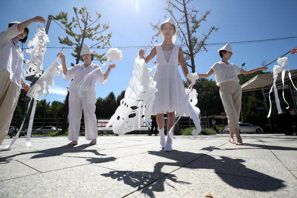 27일 오후 서울 용산구 녹사평역 광장에서 열린 2022 서울동물권행진에서 비건 무당 홍칼리 등 퍼포머들이 진혼춤 퍼포먼스를 하고 있다. 2022.08.27 뉴시스