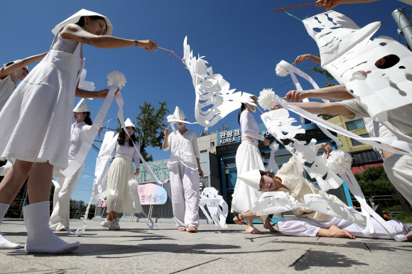 27일 오후 서울 용산구 녹사평역 광장에서 열린 2022 서울동물권행진에서 비건 무당 홍칼리 등 퍼포머들이 진혼춤 퍼포먼스를 하고 있다. 2022.08.27 뉴시스