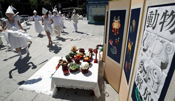 27일 오후 서울 용산구 녹사평역 광장에서 열린 2022 서울동물권행진에서 비건 무당 홍칼리 등 퍼포머들이 진혼춤 퍼포먼스를 하고 있다. 2022.08.27 뉴시스