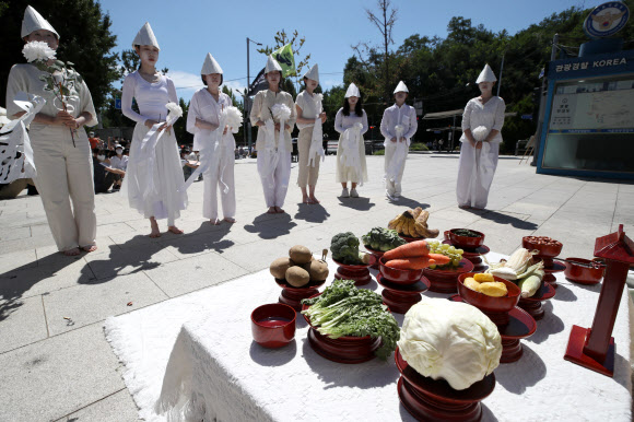 27일 오후 서울 용산구 녹사평역 광장에서 열린 2022 서울동물권행진에서 비건 무당 홍칼리 등 퍼포머들이 진혼춤 퍼포먼스를 하고 있다. 2022.08.27 뉴시스