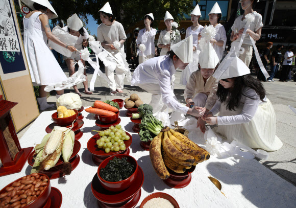 27일 오후 서울 용산구 녹사평역 광장에서 열린 2022 서울동물권행진에서 비건 무당 홍칼리 등 퍼포머들이 진혼춤 퍼포먼스를 하고 있다. 2022.08.27 뉴시스