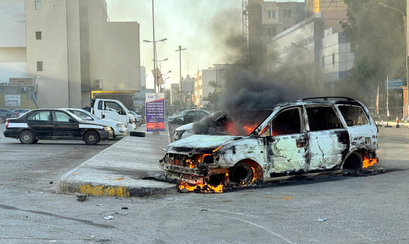 ‘20여명 사망’ 리비아 폭력사태로 불길 휩싸인 차량