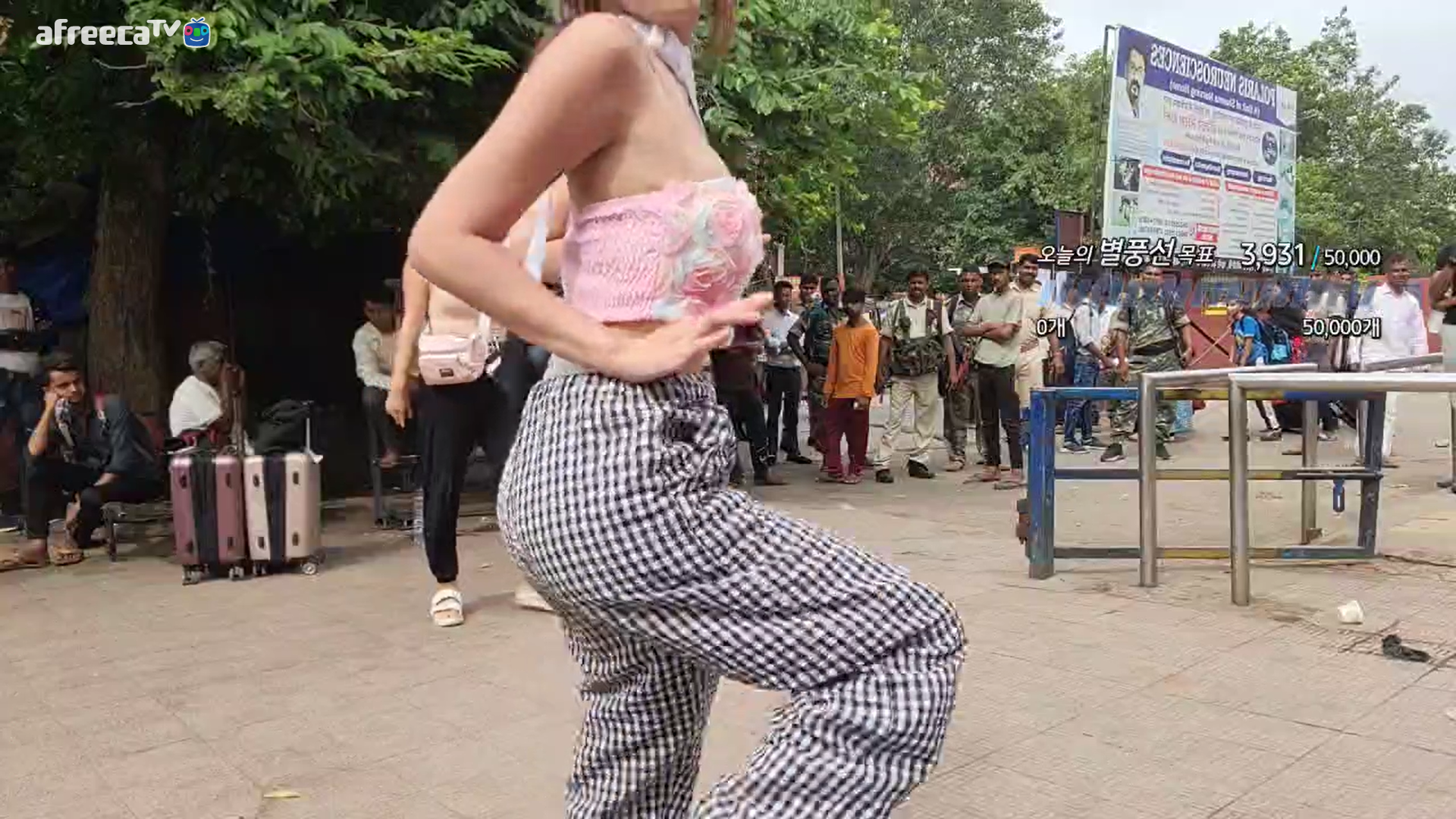 아프리카TV 여성 BJ 2명이 28일 인도 여행 중 생방송에서 노출이 있는 옷을 입고 길거리 댄스 콘텐츠를 진행해 온라인상에서 논란이 됐다. 아프리카TV 방송화면 캡처