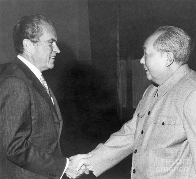 1972년 2월 베이징에서 만난 닉슨(왼쪽)과 마오쩌둥.