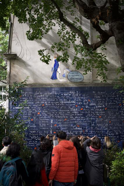 몽마르트르에 자리한 ‘사랑해 벽’. ‘사랑해’가 300개 이상의 언어로 1000번 이상 쓰여 있다. 이승원 작가 제공