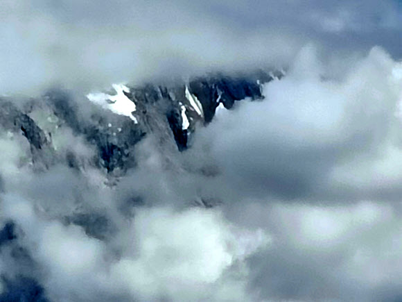 중국 쓰촨성 쓰구냥산 최고봉인 야오메이봉의 정상에 남은 만년설. 폭염으로 쓰구냥산 4개 봉 중 3개 봉 눈은 모두 녹았다. 2022.8.29  연합뉴스