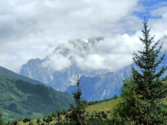 중국 쓰촨성 쓰구냥산의 만년설이 폭염으로 모두 녹아 야오메이봉 정상 부근에만 조금 남아있다. 2022.8.29  연합뉴스