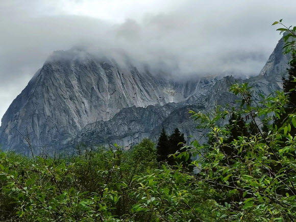만년설로 뒤덮였던 중국 쓰촨성 쓰구냥산의 최고봉 야오메이봉의 산허리 부분. 폭염으로 눈이 모두 녹아 바위산으로 남았다. 2022.8.29  연합뉴스