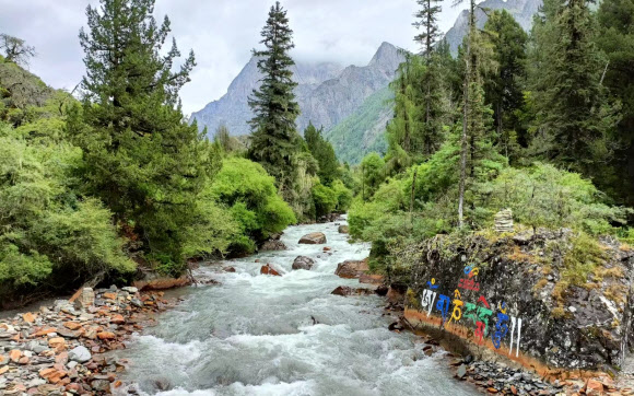 중국 쓰촨성 쓰구냥산의 최고봉 야오메이봉(뒷쪽 바위산)과 창핑거우 계곡. 야오메이봉이 만년설과 창핑거우의 수목이 어우러져 동시에 연출하던 겨울과 여름 풍광이 사라졌다. 2022.8.29  연합뉴스