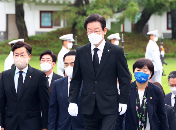 이재명 더불어민주당 신임 당대표와 지도부는 29일 오전 동작동 국립서울현충원을 찾아 참배했다. 신임지도부가 참배하기 위해 입장하고 있다.2022. 8. 29  정연호 기자