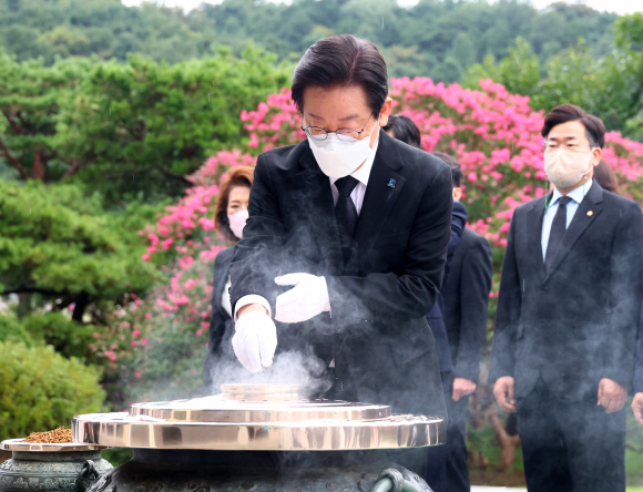 이재명 더불어민주당 신임 당대표와 지도부는 29일 오전 동작동 국립서울현충원을 찾아 참배했다. 2022. 8. 29  정연호 기자