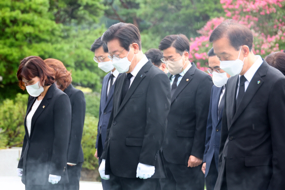 이재명 더불어민주당 신임 당대표와 지도부는 29일 오전 동작동 국립서울현충원을 찾아 참배했다. 이 대표가 분향 후 묵념을 하고 있다.2022. 8. 29  정연호 기자