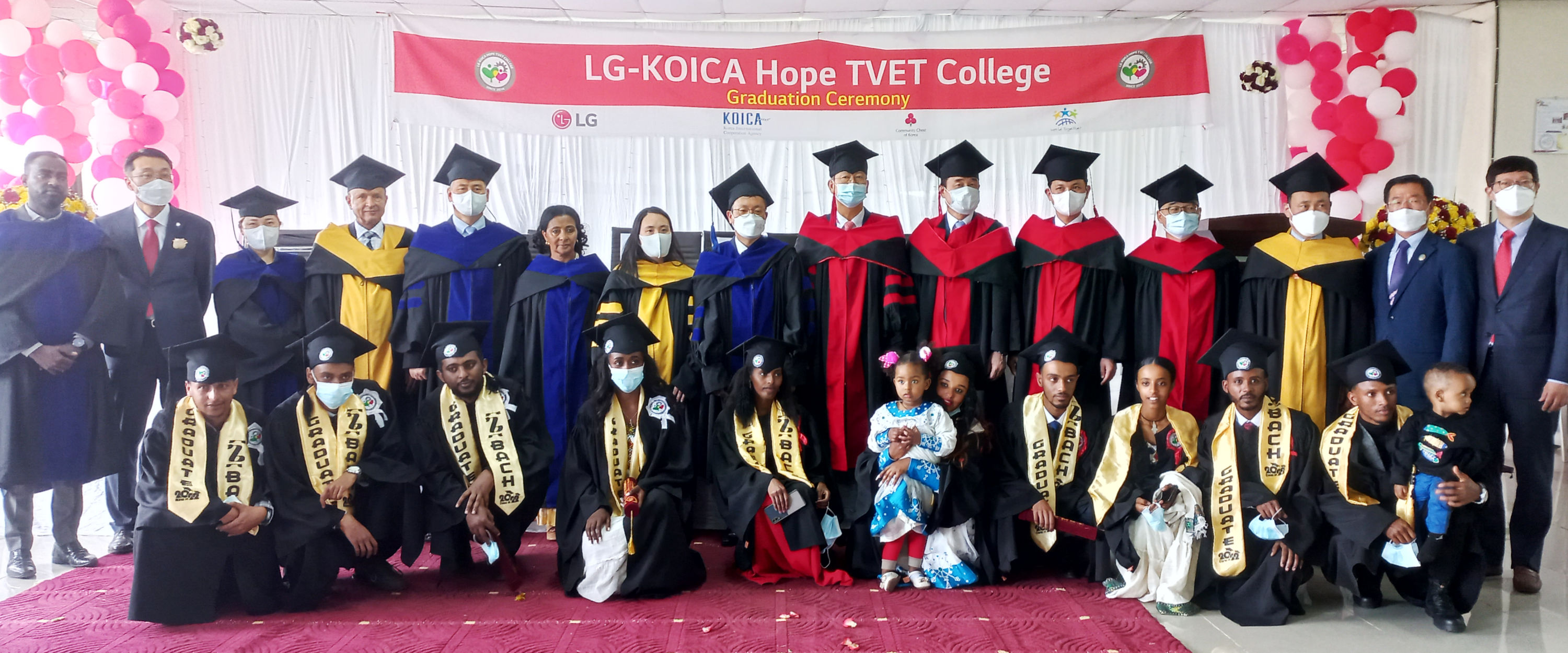 27일(현지시간) 에티오피아 수도 아디스아바바에서 열린 ‘제6회 LG-KOICA 희망직업훈련학교 졸업식’에 참석한 주요인사들이 졸업생들을 축하하고 있다. LG전자 제공