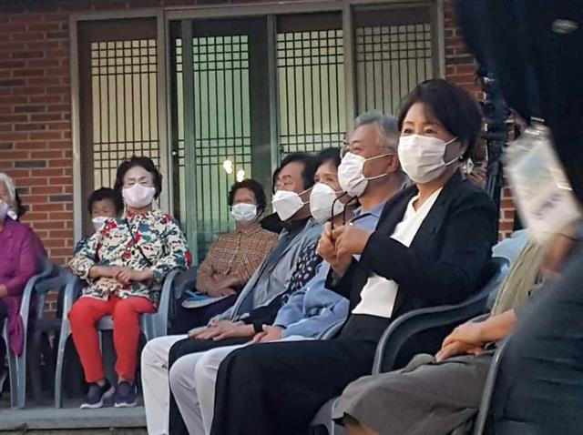 문재인 전 대통령과 부인 김정숙 여사가 28일 사저가 있는 경남 양산 평산마을 이웃집에서 열린 작은 음악회에 참석했다. 2022.8.29 뉴스1