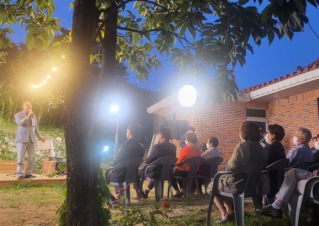 문재인 전 대통령과 부인 김정숙 여사가 28일 사저가 있는 경남 양산 평산마을 이웃집에서 열린 작은 음악회에 참석했다. 2022.8.29 뉴스1