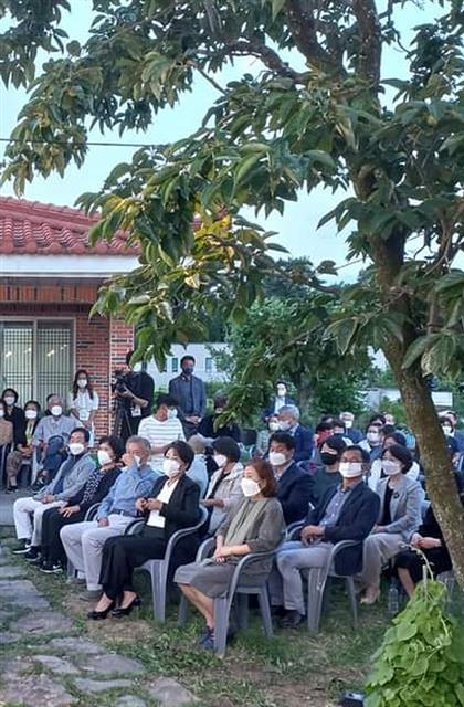 문재인 전 대통령과 부인 김정숙 여사가 28일 사저가 있는 경남 양산 평산마을 이웃집에서 열린 작은 음악회에 참석했다.2022.8.29 이중선 전 청와대 행정관 SNS캡처