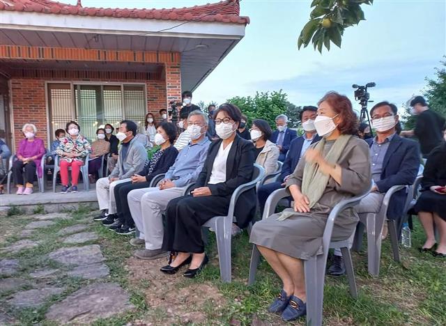 문재인 전 대통령과 부인 김정숙 여사가 28일 사저가 있는 경남 양산 평산마을 이웃집에서 열린 작은 음악회에 참석했다.2022.8.29 이중선 전 청와대 행정관 SNS캡처