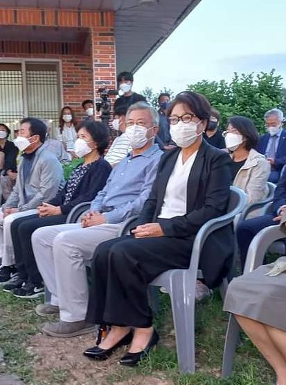 문재인 전 대통령과 부인 김정숙 여사가 28일 사저가 있는 경남 양산 평산마을 이웃집에서 열린 작은 음악회에 참석했다.2022.8.29 이중선 전 청와대 행정관 SNS캡처