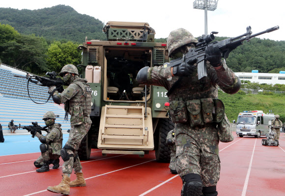 29일 오전 부산 동래구 아시아드 보조경기장에서 열린 ‘을지 자유의 방패’(UFS·을지프리덤실드) 한미합동방위 훈련에서 도심 테러를 가정한 훈련이 펼쳐지고 있다. 2022.8.29  연합뉴스
