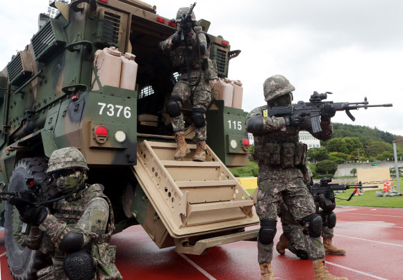 29일 오전 부산 동래구 아시아드 보조경기장에서 열린 ‘을지 자유의 방패’(UFS·을지프리덤실드) 한미합동방위훈련에서 도심 테러를 가정한 훈련이 펼쳐지고 있다. 2022.8.29  연합뉴스