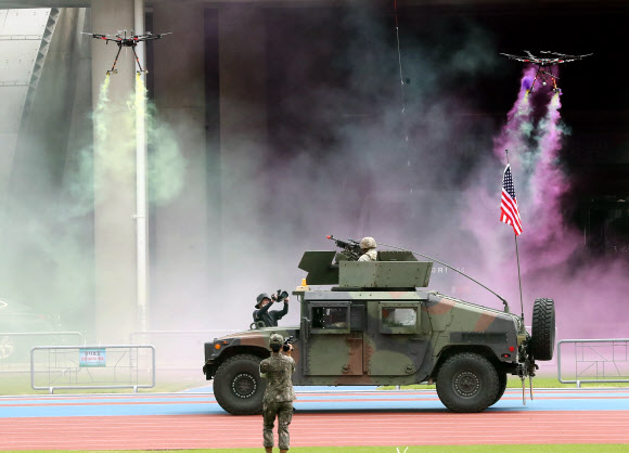 29일 오전 부산 동래구 아시아드 보조경기장에서 열린 ‘을지 자유의 방패’(UFS·을지프리덤실드) 한미합동방위훈련에서 도심 테러를 가정한 훈련이 펼쳐지고 있다. 2022.8.29  연합뉴스