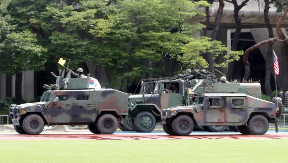 29일 오전 부산 동래구 아시아드 보조경기장에서 열린 ‘을지 자유의 방패’(UFS·을지프리덤실드) 한미합동방위훈련에서 도심 테러를 가정한 훈련이 펼쳐지고 있다. 2022.8.29  연합뉴스