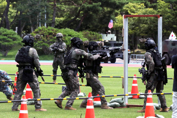 29일 오전 부산 동래구 아시아드 보조경기장에서 열린 ‘을지 자유의 방패’(UFS·을지프리덤실드) 한미합동방위훈련에서 도심 테러를 가정한 훈련이 펼쳐지고 있다. 2022.8.29  연합뉴스
