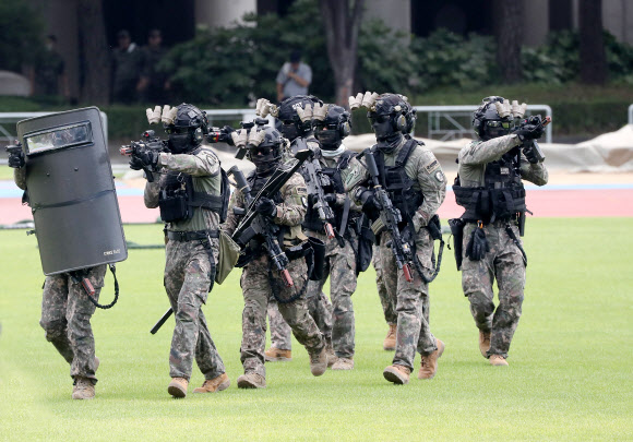 29일 오전 부산 동래구 아시아드 보조경기장에서 열린 ‘을지 자유의 방패’(UFS·을지프리덤실드) 한미합동방위훈련에서 도심 테러를 가정한 훈련이 펼쳐지고 있다. 2022.8.29  연합뉴스