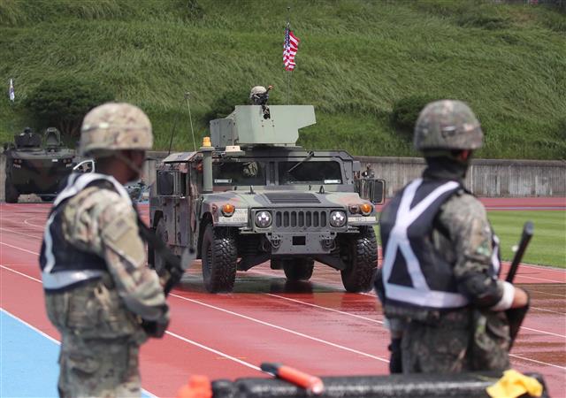 육군 제53보병사단 코끼리여단 장병들과 미군 장병들이 29일 부산 연제구 부산아시아드주경기장보조경기장에서 ‘을지 자유의 방패’(UFS·을지프리덤실드) 연습의 일환으로 도심 테러를 가정한 훈련을 하고 있다. 2022.8.29 뉴스1