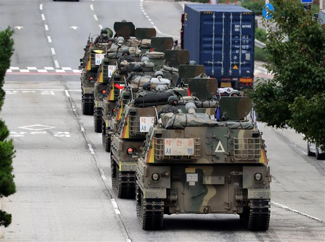 한미연합연습 ‘을지 자유의 방패(UFS·을지프리덤실드)’ 2부에 돌입한 29일 경기 파주시 낙하IC 인근에서 자주포들이 이동하고 있다. 내달 1일까지 이어지는 2부 연습은 수도권의 안전을 확보하기 위해 역공격과 반격 작전을 펼치는 시나리오로 진행된다. 2022.8.29 뉴스1
