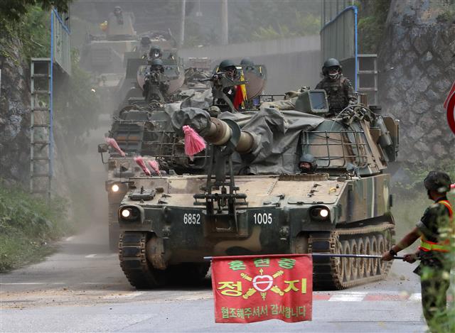 한미연합연습 ‘을지 자유의 방패(UFS·을지프리덤실드)’ 2부에 돌입한 29일 경기 파주시 접경지역의 한 훈련장에서 자주포들이 이동하고 있다. 내달 1일까지 이어지는 2부 연습은 수도권의 안전을 확보하기 위해 역공격과 반격 작전을 펼치는 시나리오로 진행된다. 2022.8.29 뉴스1