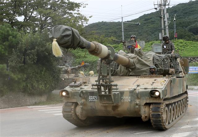 한미연합연습 ‘을지 자유의 방패(UFS·을지프리덤실드)’ 2부에 돌입한 29일 경기 파주시 접경지역의 한 훈련장에서 자주포들이 이동하고 있다.  내달 1일까지 이어지는 2부 연습은 수도권의 안전을 확보하기 위해 역공격과 반격 작전을 펼치는 시나리오로 진행된다. 2022.8.29 뉴스1