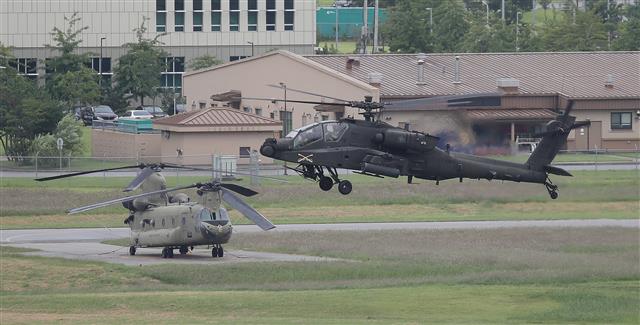 한미연합연습 ‘을지 자유의 방패(UFS·을지프리덤실드)’ 2부에 돌입한 29일 오후 경기 평택시 팽성읍 주한미군 캠프 험프리스에서 헬기가 비행을 하고 있다. 내달 1일까지 이어지는 2부 연습은 수도권의 안전을 확보하기 위해 역공격과 반격 작전을 펼치는 시나리오로 진행된다. 한미는 그간 후반기 연합연습에서 반격 작전의 목표지점을 달리 설정해서 훈련을 해왔다. 다만, 반격 목표지점이 북한 내 어느 곳인지는 올해도 공개하지 않았다. 이번 UFS 기간에는 컴퓨터시뮬레이션에 기반한 지휘소연습(CPX)에 국한하지 않고 제대·기능별로 전술적 수준의 실전적인 연합 야외기동훈련(FTX)도 진행되고 있다. 2022.8.29 뉴스1