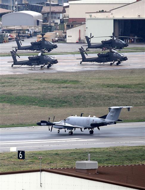 한미연합연습 ‘을지 자유의 방패(UFS·을지프리덤실드)’ 2부에 돌입한 29일 오후 경기 평택시 팽성읍 주한미군 캠프 험프리스에서 수송기가 활주로를 이동하고 있다. 내달 1일까지 이어지는 2부 연습은 수도권의 안전을 확보하기 위해 역공격과 반격 작전을 펼치는 시나리오로 진행된다. 한미는 그간 후반기 연합연습에서 반격 작전의 목표지점을 달리 설정해서 훈련을 해왔다. 다만, 반격 목표지점이 북한 내 어느 곳인지는 올해도 공개하지 않았다. 이번 UFS 기간에는 컴퓨터시뮬레이션에 기반한 지휘소연습(CPX)에 국한하지 않고 제대·기능별로 전술적 수준의 실전적인 연합 야외기동훈련(FTX)도 진행되고 있다. 2022.8.29 뉴스1