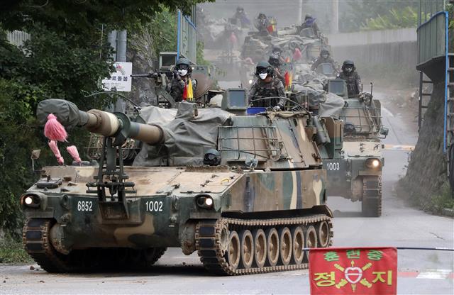 한미연합연습 ‘을지 자유의 방패(UFS·을지프리덤실드)’ 2부에 돌입한 29일 경기 파주시 접경지역의 한 훈련장에서 자주포들이 이동하고 있다. 내달 1일까지 이어지는 2부 연습은 수도권의 안전을 확보하기 위해 역공격과 반격 작전을 펼치는 시나리오로 진행된다. 2022.8.29 뉴스1