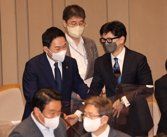 원희룡 국토교통부 장관과 한동훈 법무부 장관이 29일 국회에서 열린 예산결산특별위원회에서 인사하고 있다.2022. 8. 29  정연호 기자